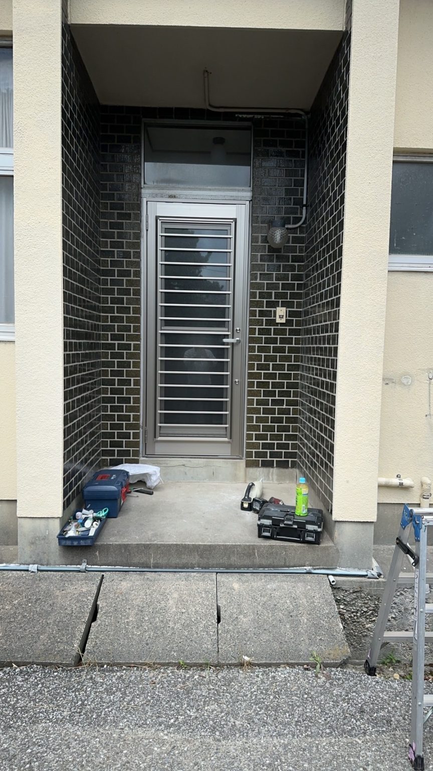 愛知県蒲郡市　勝手口ドア交換工事　LIXIL リシェント勝手口ドア